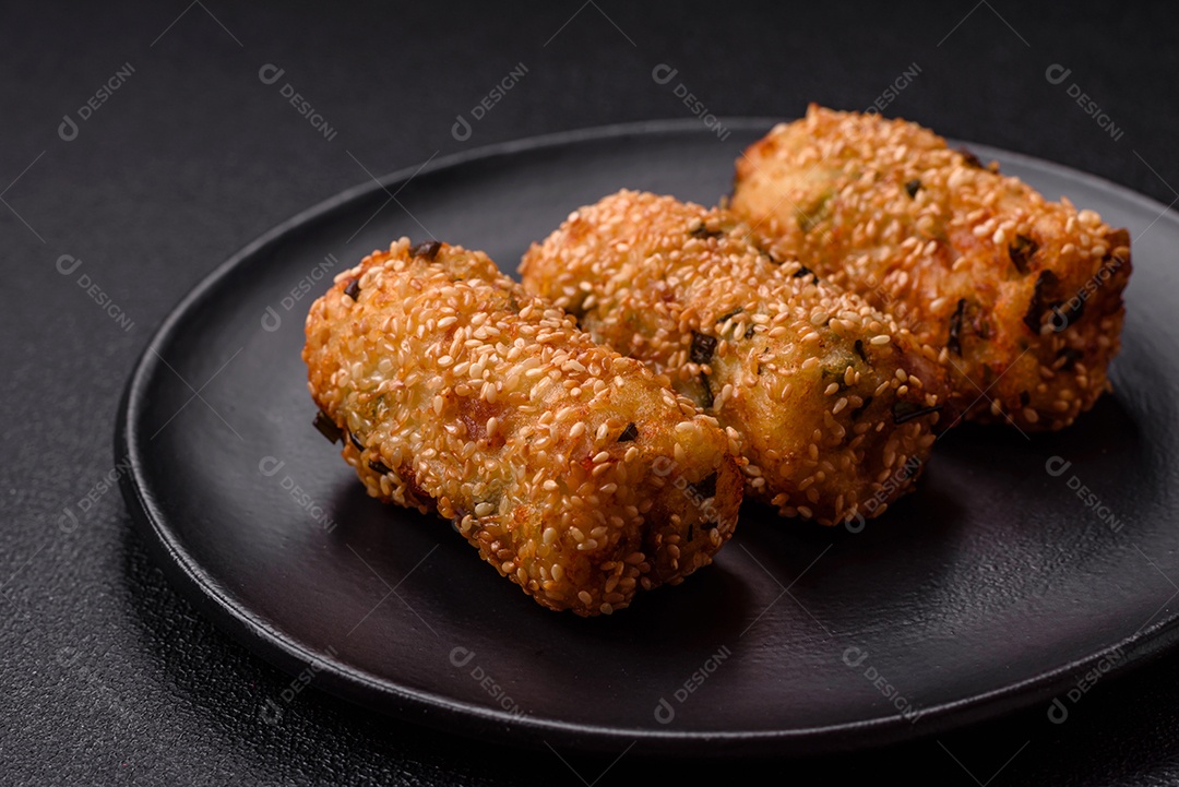 Delicioso prato vegetariano ou vegano em forma de costeletas ou hambúrgueres consistindo de batatas, cenouras, cebolas e feijões em um fundo escuro de concreto