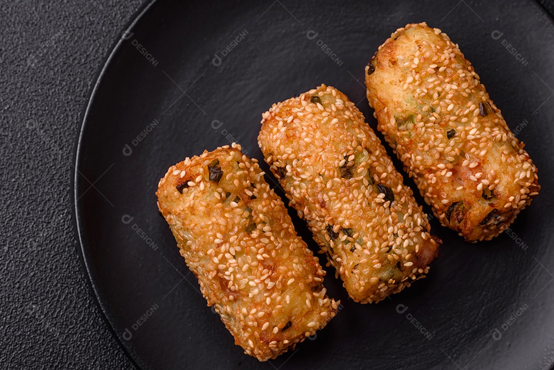 Delicioso prato vegetariano ou vegano em forma de costeletas ou hambúrgueres consistindo de batatas, cenouras, cebolas e feijões em um fundo escuro de concreto