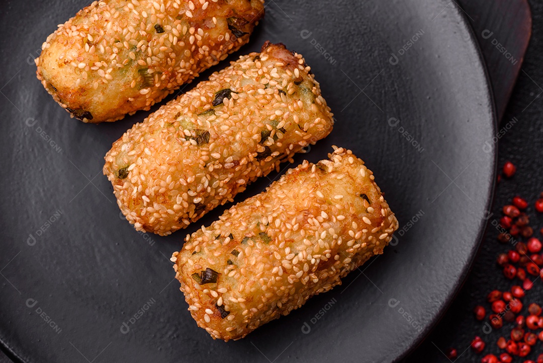 Delicioso prato vegetariano ou vegano em forma de costeletas ou hambúrgueres consistindo de batatas, cenouras, cebolas e feijões em um fundo escuro de concreto