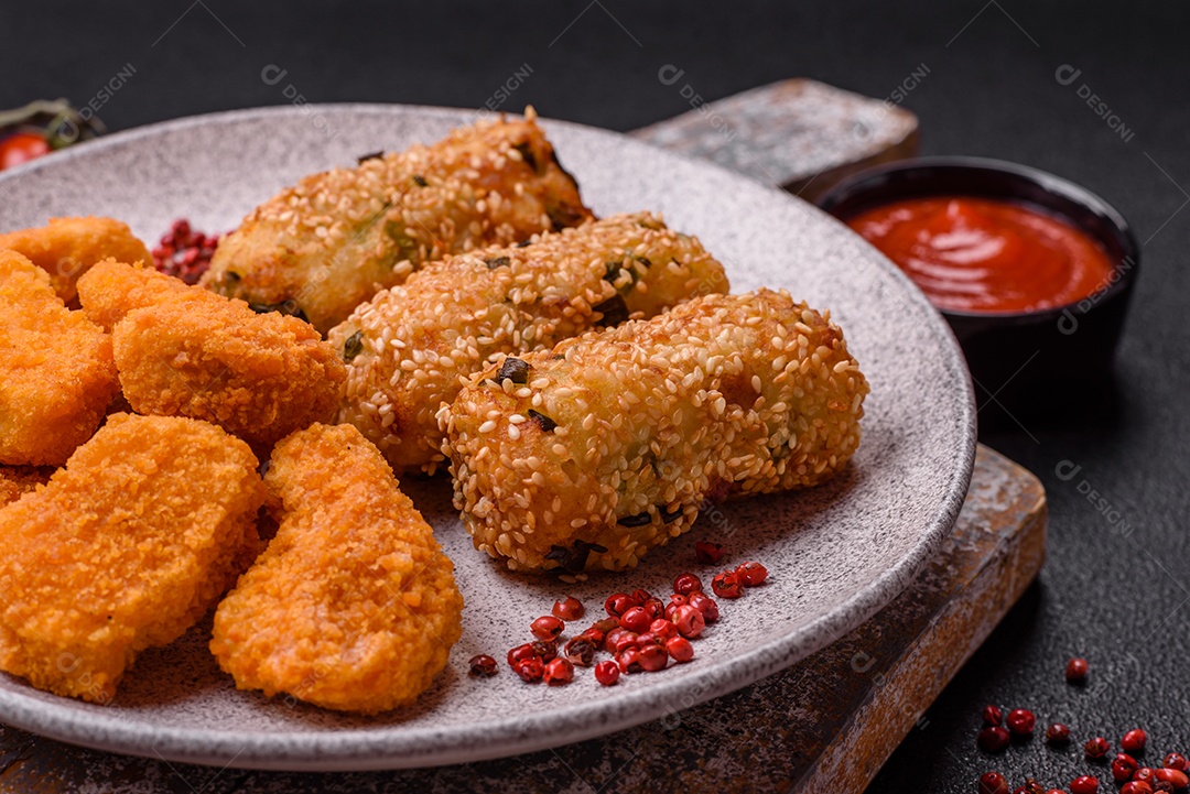 Delicioso prato vegetariano ou vegano em forma de costeletas ou hambúrgueres consistindo de batatas, cenouras, cebolas e feijões em um fundo escuro de concreto