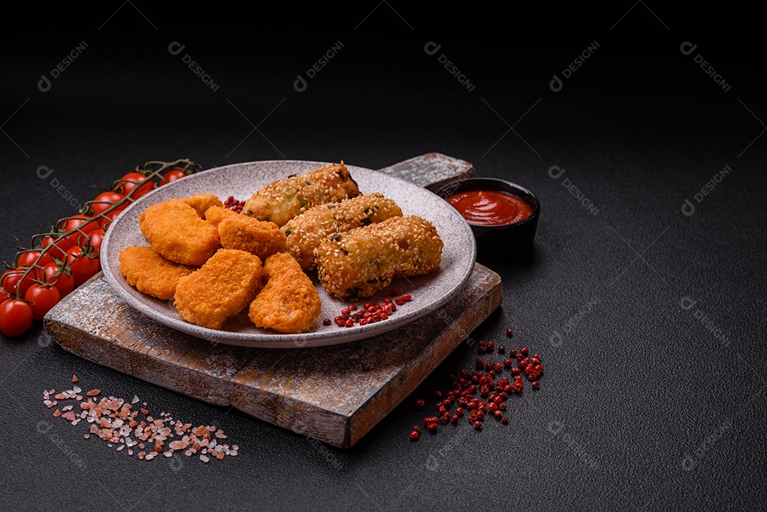 Delicioso prato vegetariano ou vegano em forma de costeletas ou hambúrgueres consistindo de batatas, cenouras, cebolas e feijões em um fundo escuro de concreto