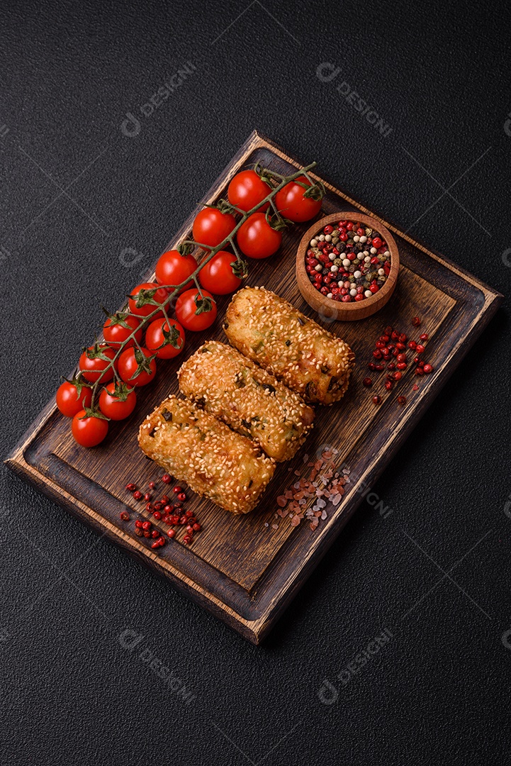 Delicioso prato vegetariano ou vegano em forma de costeletas ou hambúrgueres consistindo de batatas, cenouras, cebolas e feijões em um fundo escuro de concreto