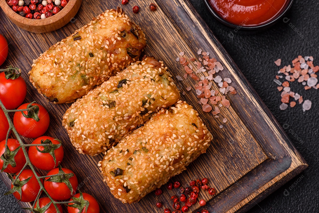 Delicioso prato vegetariano ou vegano em forma de costeletas ou hambúrgueres consistindo de batatas, cenouras, cebolas e feijões em um fundo escuro de concreto