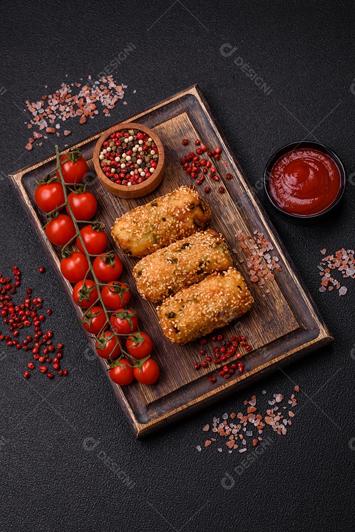 Delicioso prato vegetariano ou vegano em forma de costeletas ou hambúrgueres consistindo de batatas, cenouras, cebolas e feijões em um fundo escuro de concreto