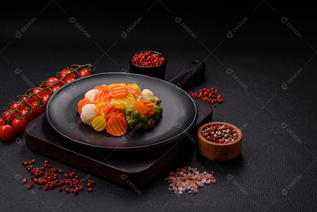 Deliciosos legumes frescos, brócolis, couve-flor, cenouras cozidas no vapor com sal, especiarias e ervas sobre fundo liso