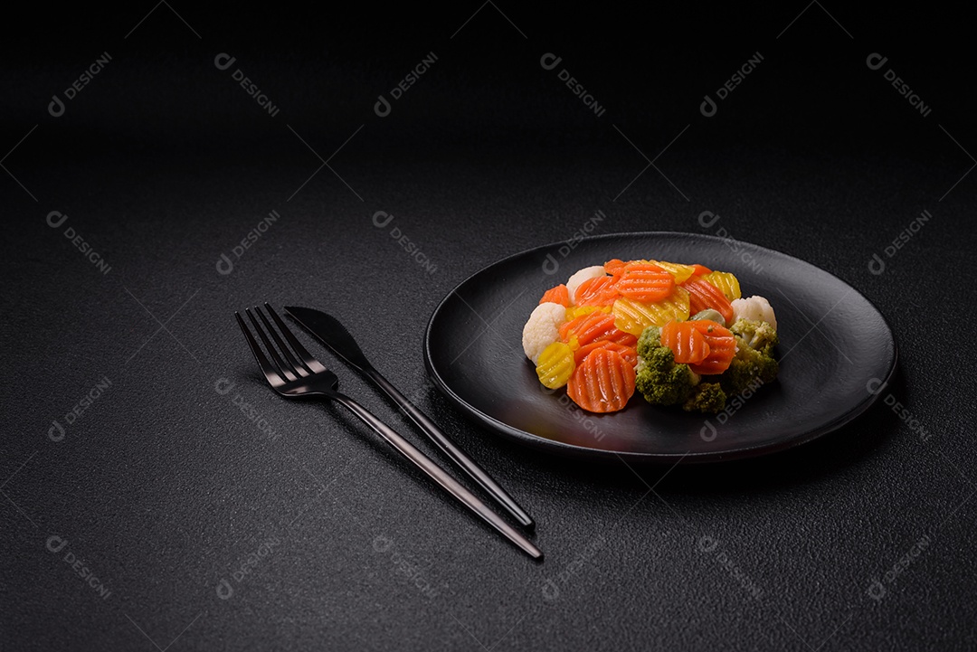 Deliciosos legumes frescos, brócolis, couve-flor, cenouras cozidas no vapor com sal, especiarias e ervas sobre fundo liso