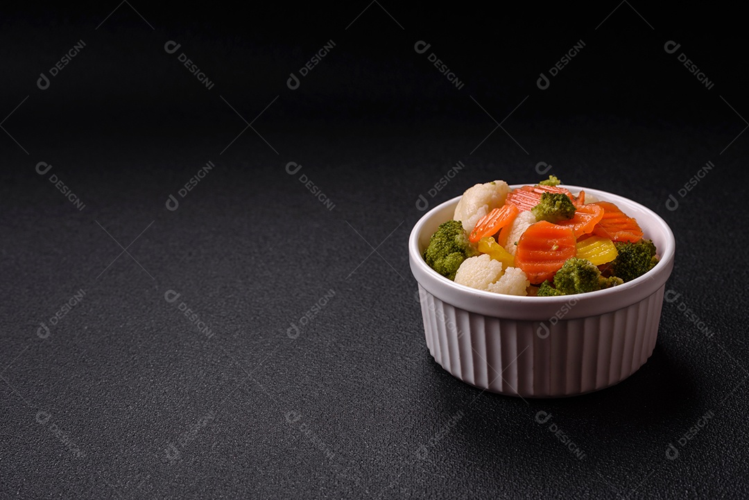 Deliciosa pizza com milho, queijo, tomate e cogumelos, sal, especiarias e ervas sobre fundo escuro de concreto