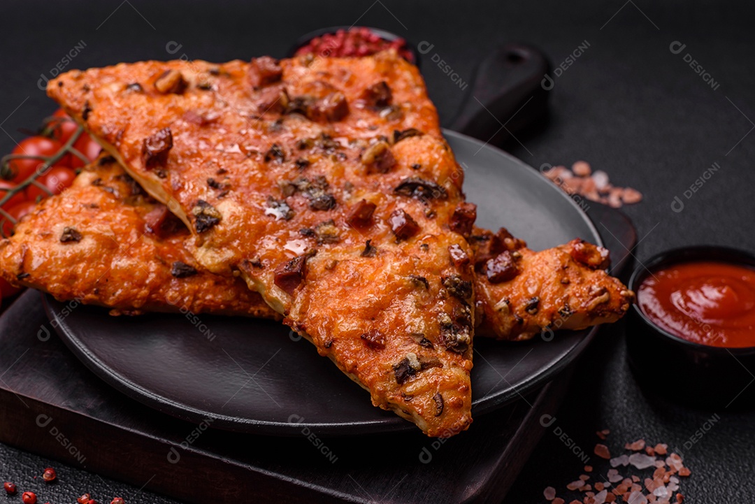 Fatias de deliciosa pizza de rua com salsicha, cogumelos, tomate e queijo com sal e especiarias sobre um fundo escuro de concreto