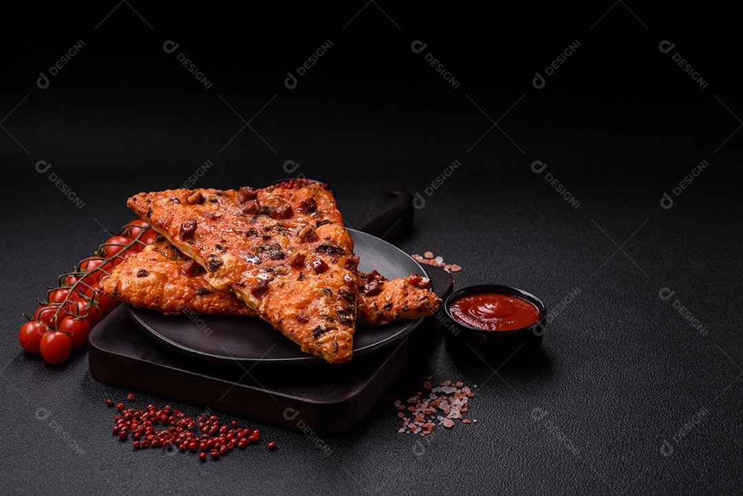 Fatias de deliciosa pizza de rua com salsicha, cogumelos, tomate e queijo com sal e especiarias sobre um fundo escuro de concreto