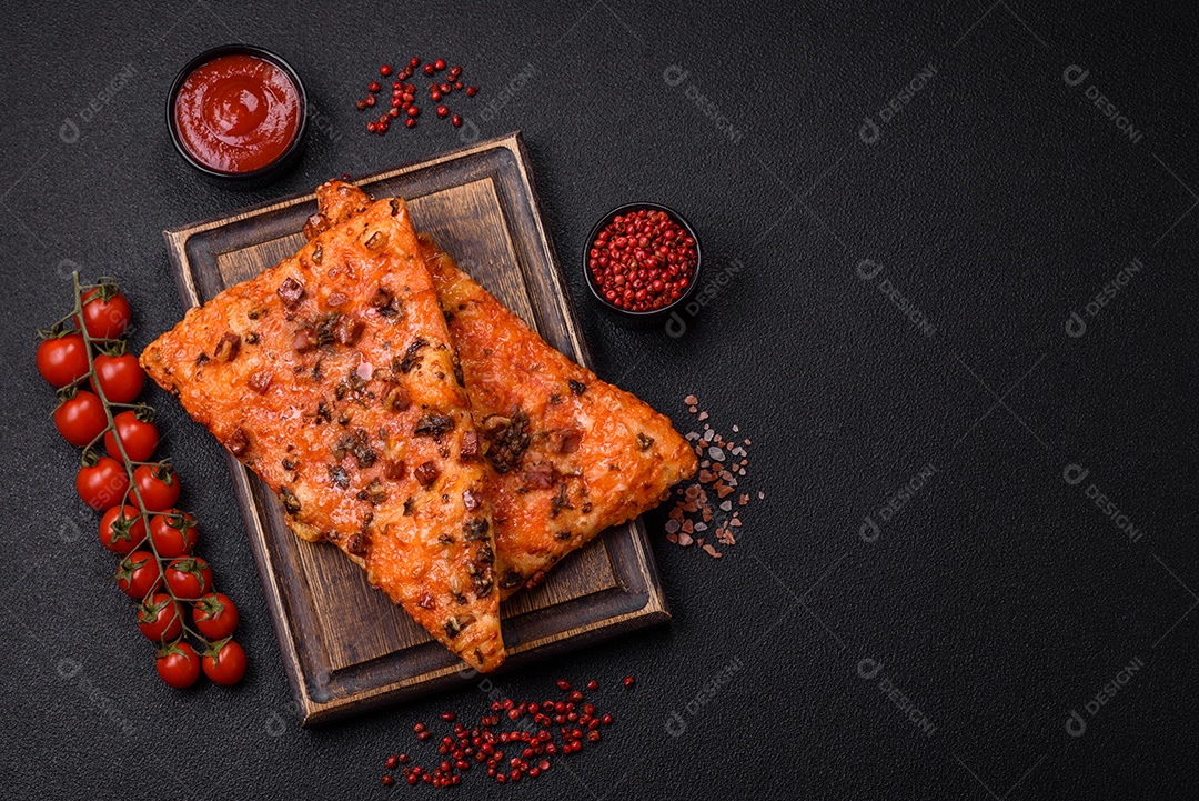 Fatias de deliciosa pizza de rua com salsicha, cogumelos, tomate e queijo com sal e especiarias sobre um fundo escuro de concreto
