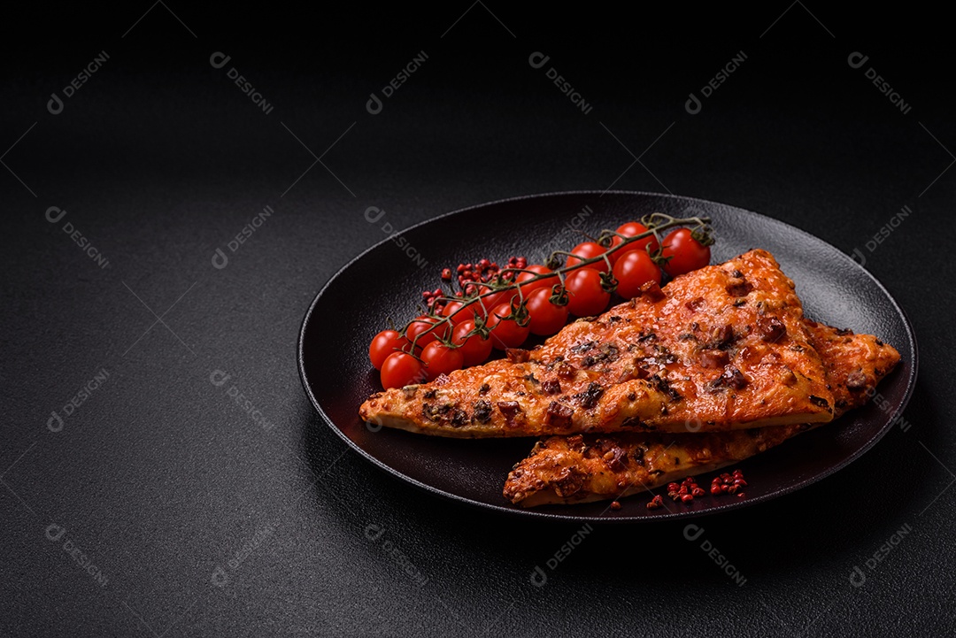 Fatias de deliciosa pizza de rua com salsicha, cogumelos, tomate e queijo com sal e especiarias sobre um fundo escuro de concreto