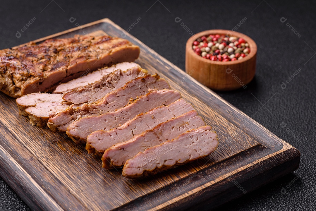 Delicioso peru suculento ou bife de frango com sal, especiarias e ervas sobre um fundo escuro de concreto