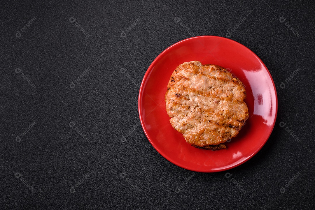 Delicioso peru suculento ou bife de frango com sal, especiarias e ervas sobre um fundo escuro de concreto