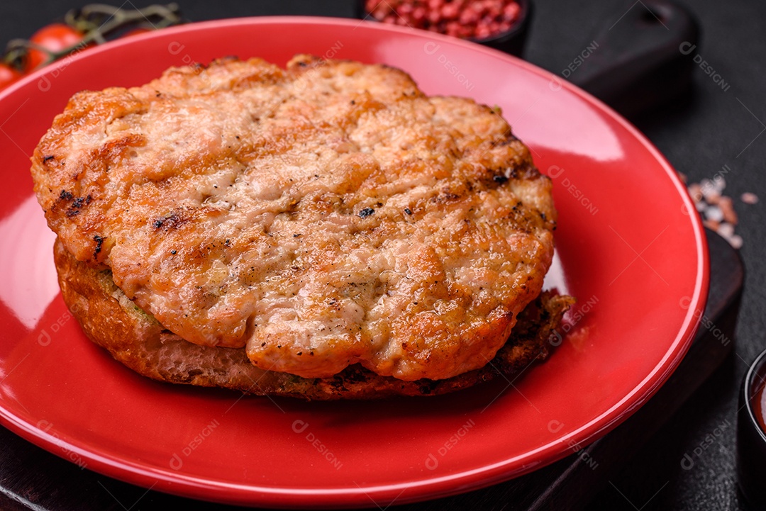 Delicioso peru suculento ou bife de frango com sal, especiarias e ervas sobre um fundo escuro de concreto