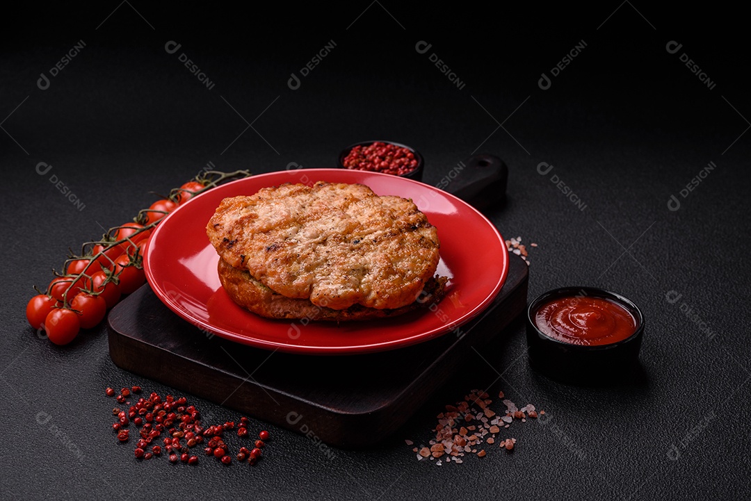 Delicioso peru suculento ou bife de frango com sal, especiarias e ervas sobre um fundo escuro de concreto