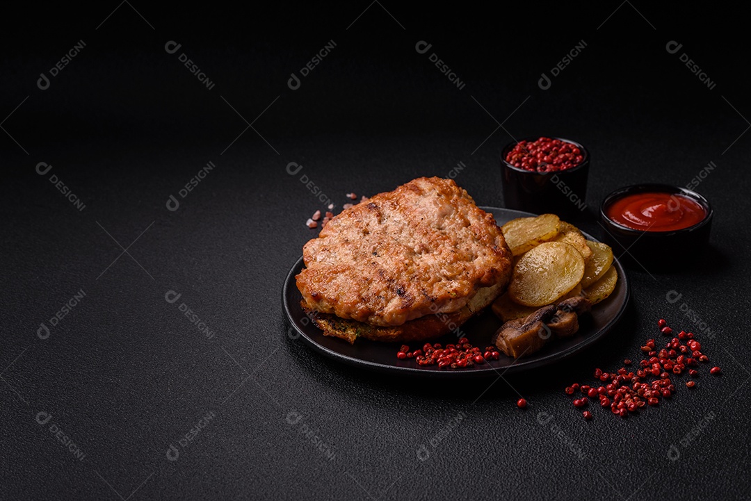 Delicioso peru suculento ou bife de frango com sal, especiarias e ervas sobre um fundo escuro de concreto