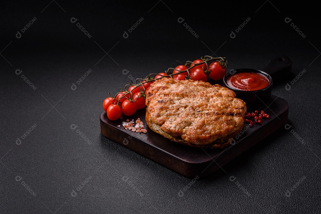 Delicioso peru suculento ou bife de frango com sal, especiarias e ervas sobre um fundo escuro de concreto