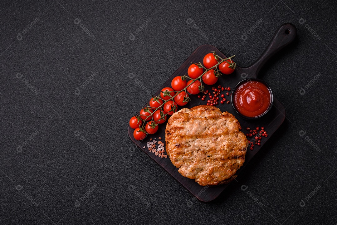 Delicioso peru suculento ou bife de frango com sal, especiarias e ervas sobre um fundo escuro de concreto