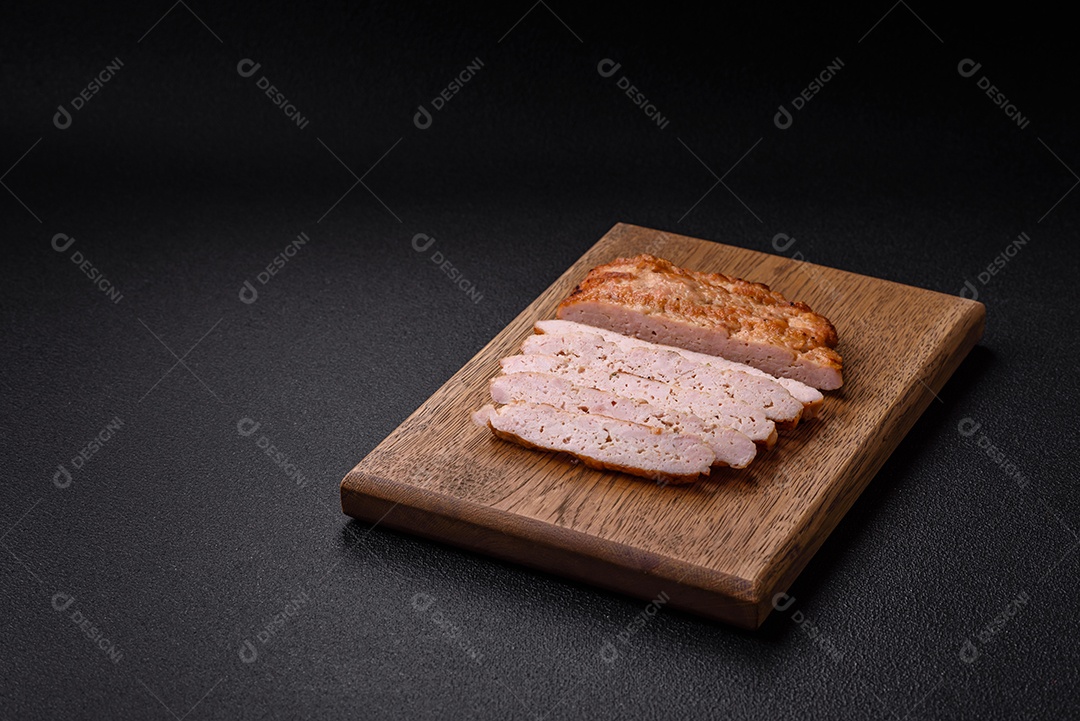 Delicioso peru suculento ou bife de frango com sal, especiarias e ervas sobre um fundo escuro de concreto