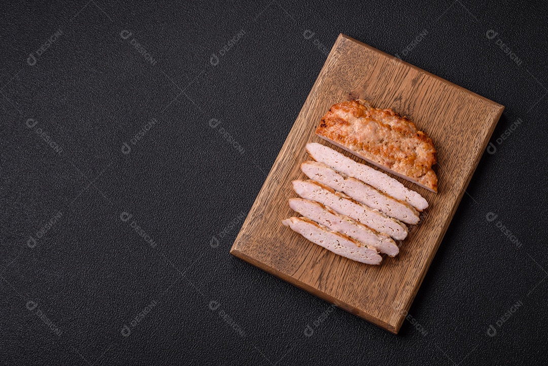 Delicioso peru suculento ou bife de frango com sal, especiarias e ervas sobre um fundo escuro de concreto