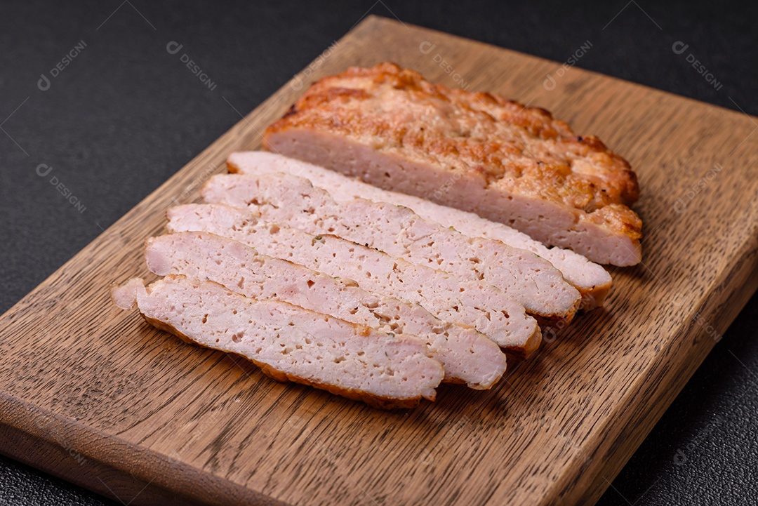 Delicioso peru suculento ou bife de frango com sal, especiarias e ervas sobre um fundo escuro de concreto