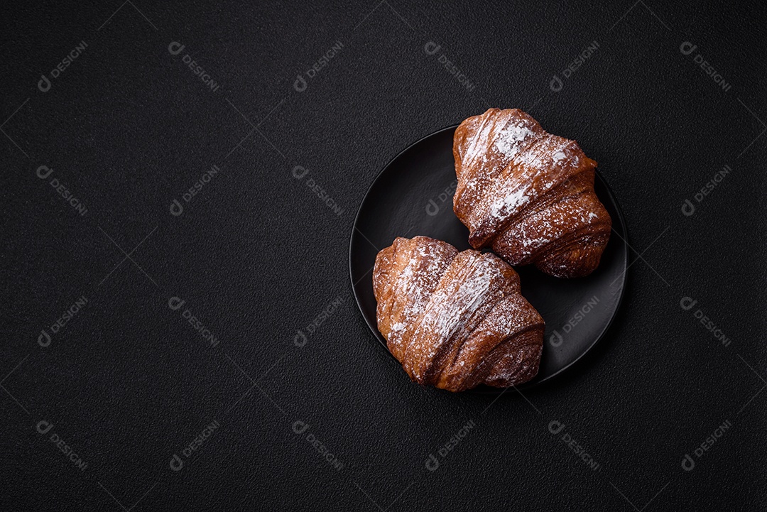 Delicioso croissant crocante doce fresco com chocolate em fundo escuro de concreto