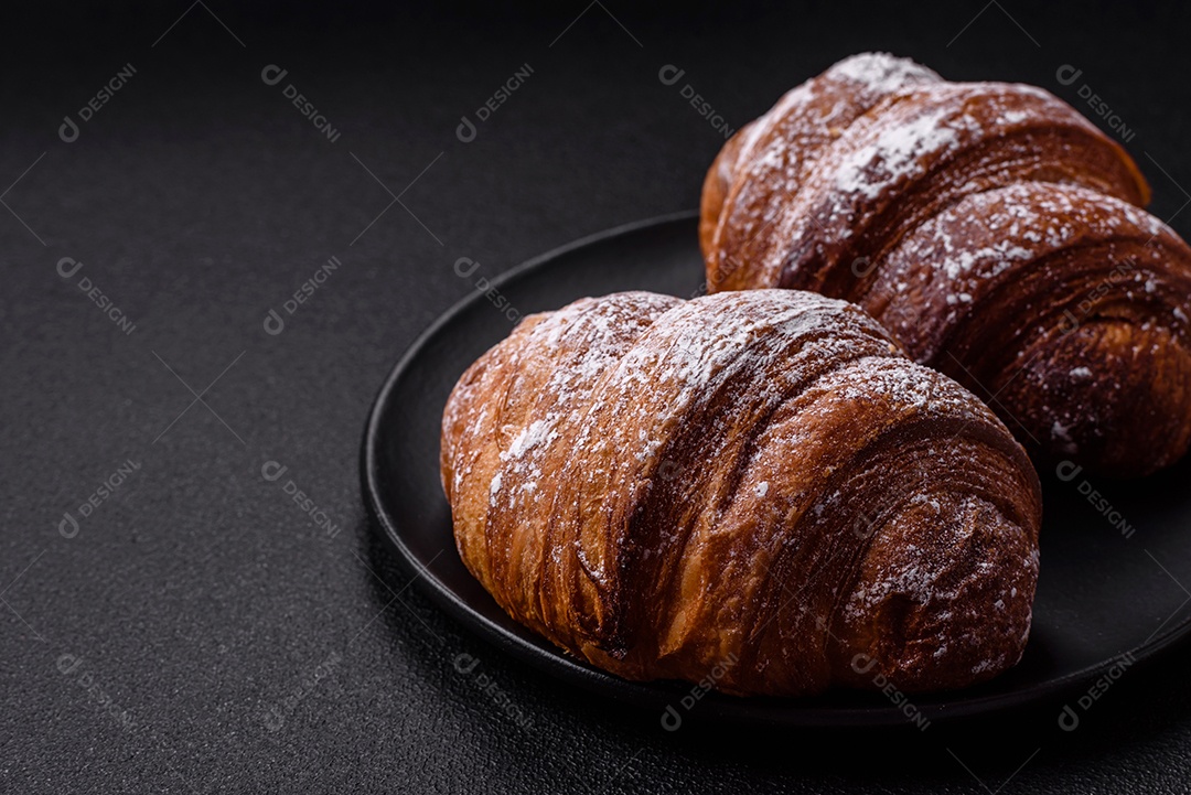 Delicioso croissant crocante doce fresco com chocolate em fundo escuro de concreto