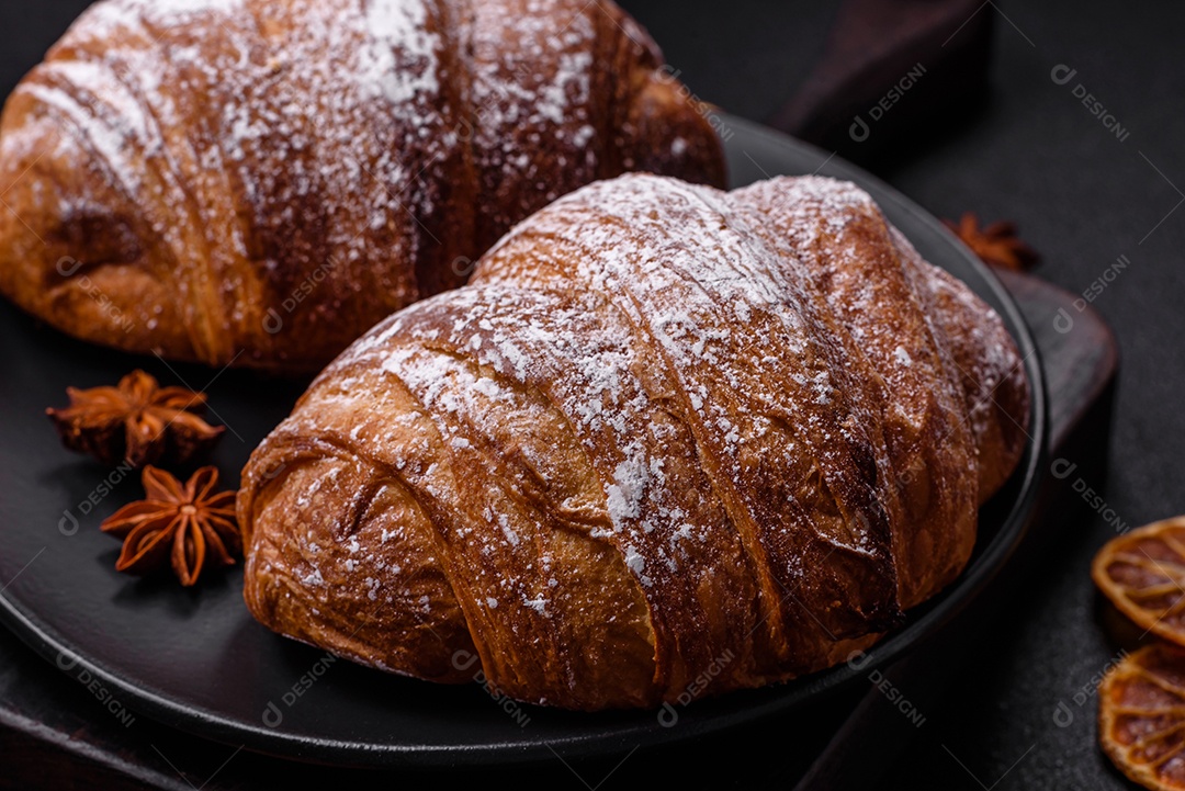 Delicioso croissant crocante doce fresco com chocolate em fundo escuro de concreto
