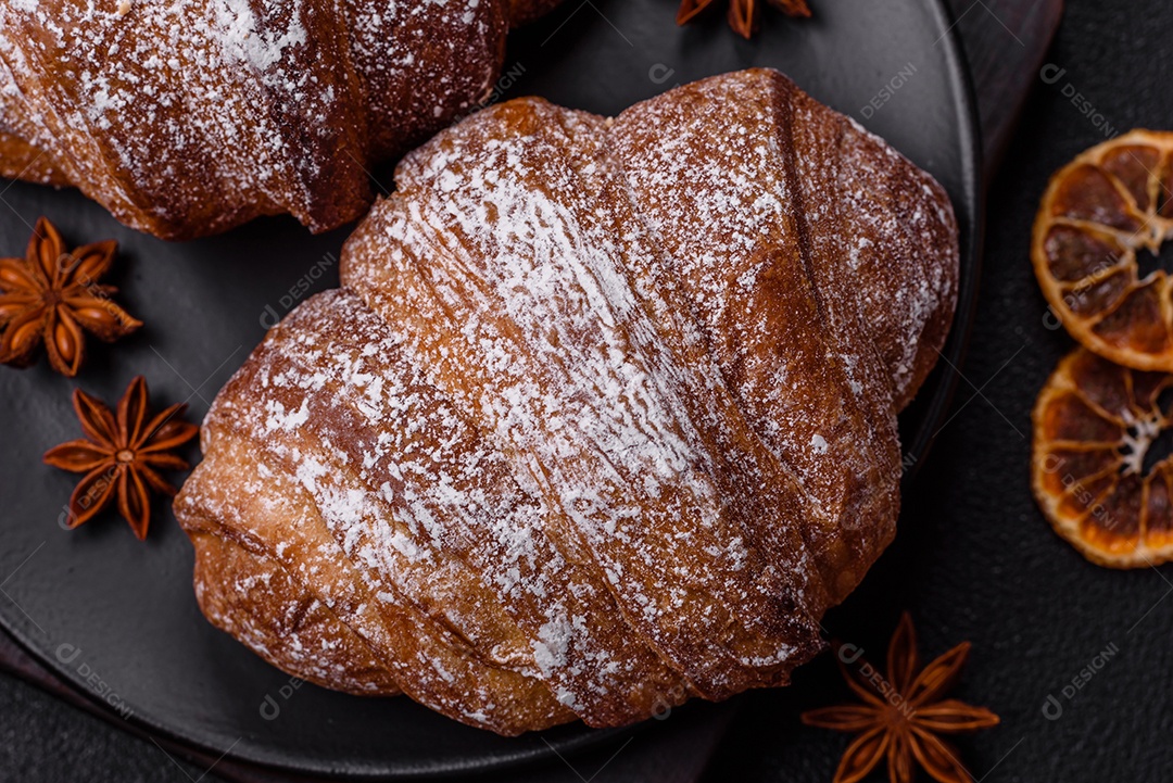 Delicioso croissant crocante doce fresco com chocolate em fundo escuro de concreto