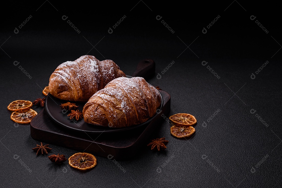 Delicioso croissant crocante doce fresco com chocolate em fundo escuro de concreto