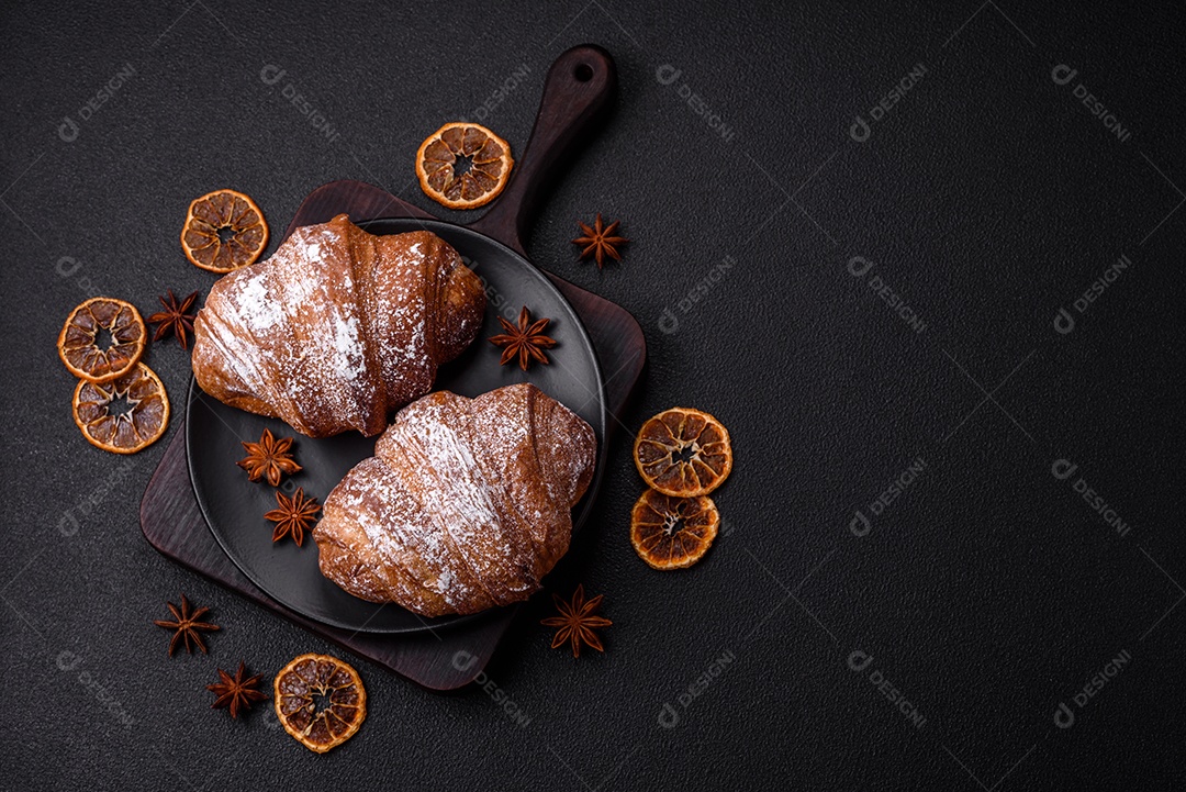 Delicioso croissant crocante doce fresco com chocolate em fundo escuro de concreto