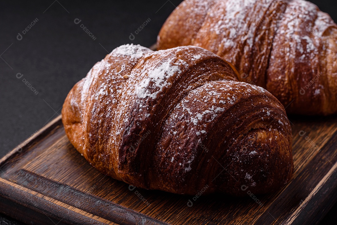 Delicioso croissant crocante doce fresco com chocolate em fundo escuro de concreto