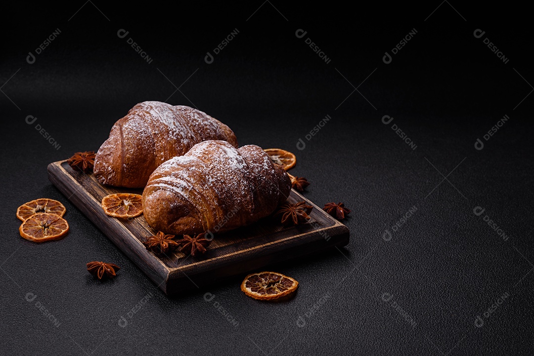 Delicioso croissant crocante doce fresco com chocolate em fundo escuro de concreto