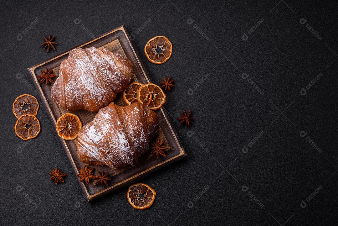 Delicioso croissant crocante doce fresco com chocolate em fundo escuro de concreto