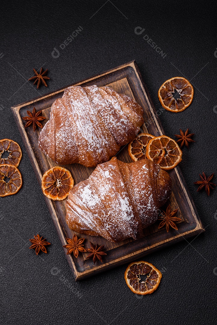 Delicioso croissant crocante doce fresco com chocolate em fundo escuro de concreto