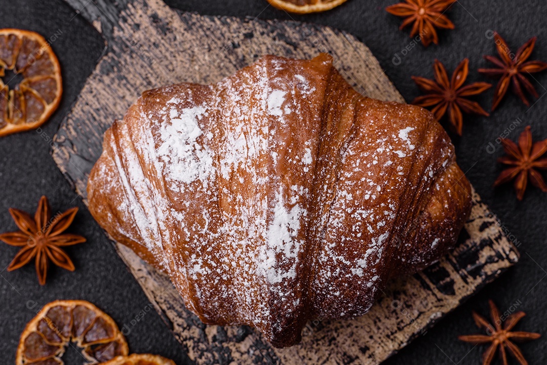 Delicioso croissant crocante doce fresco com chocolate em fundo escuro de concreto