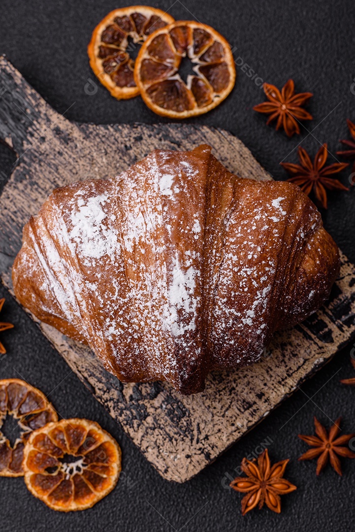 Delicioso croissant crocante doce fresco com chocolate em fundo escuro de concreto