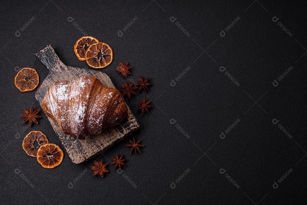 Delicioso croissant crocante doce fresco com chocolate em fundo escuro de concreto
