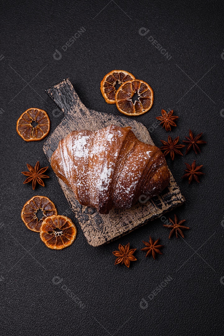 Delicioso croissant crocante doce fresco com chocolate em fundo escuro de concreto