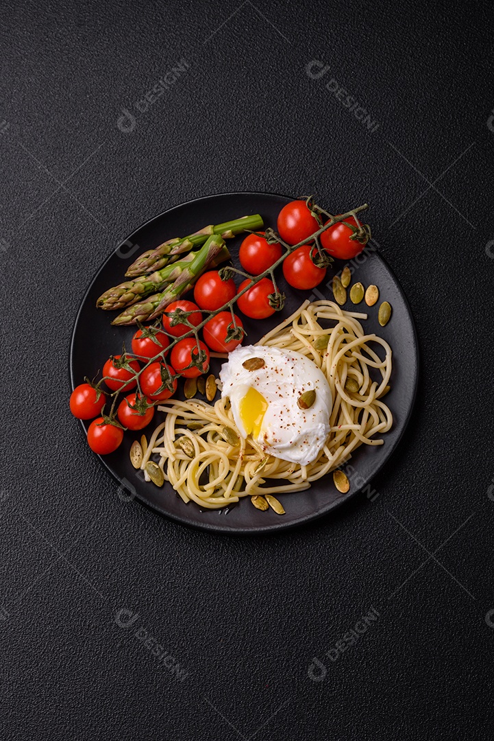 Delicioso café da manhã composto por ovos escalfados com torradas com cream cheese, aspargos, sal e especiarias em um fundo escuro de concreto