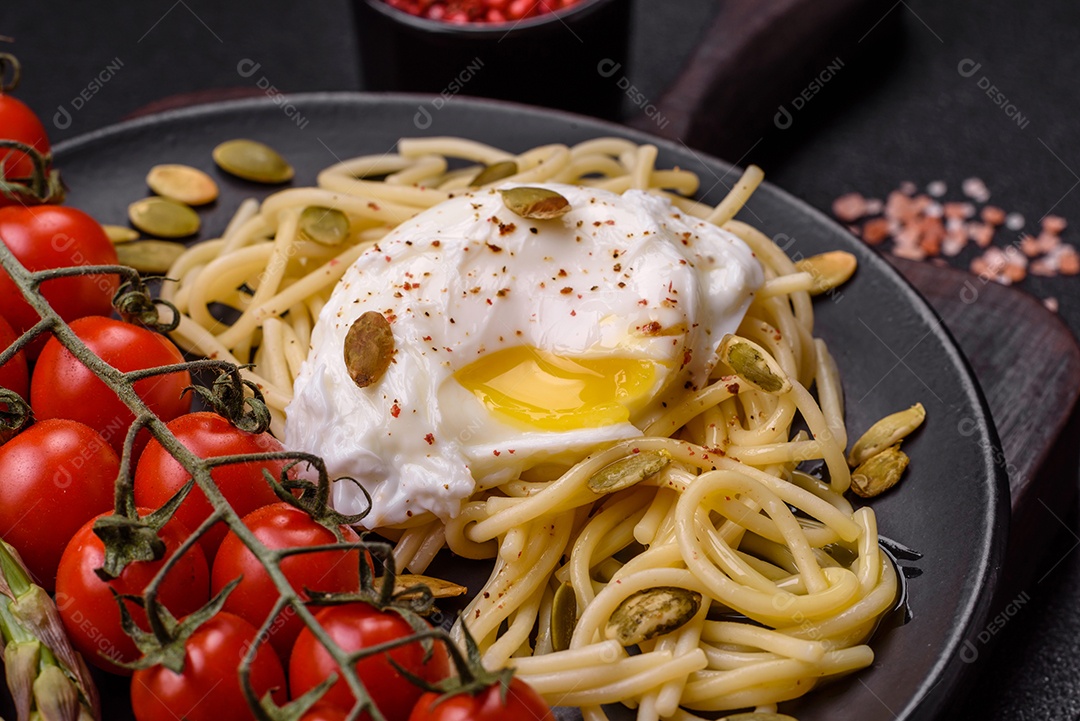 Delicioso café da manhã composto por ovos escalfados com torradas com cream cheese, aspargos, sal e especiarias em um fundo escuro de concret