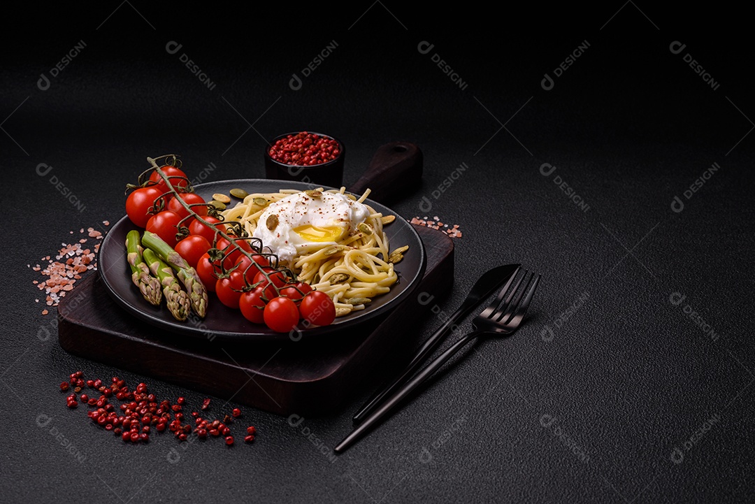 Folhados triangulares com queijo feta, tomate com sal, especiarias e ervas sobre fundo escuro de concreto