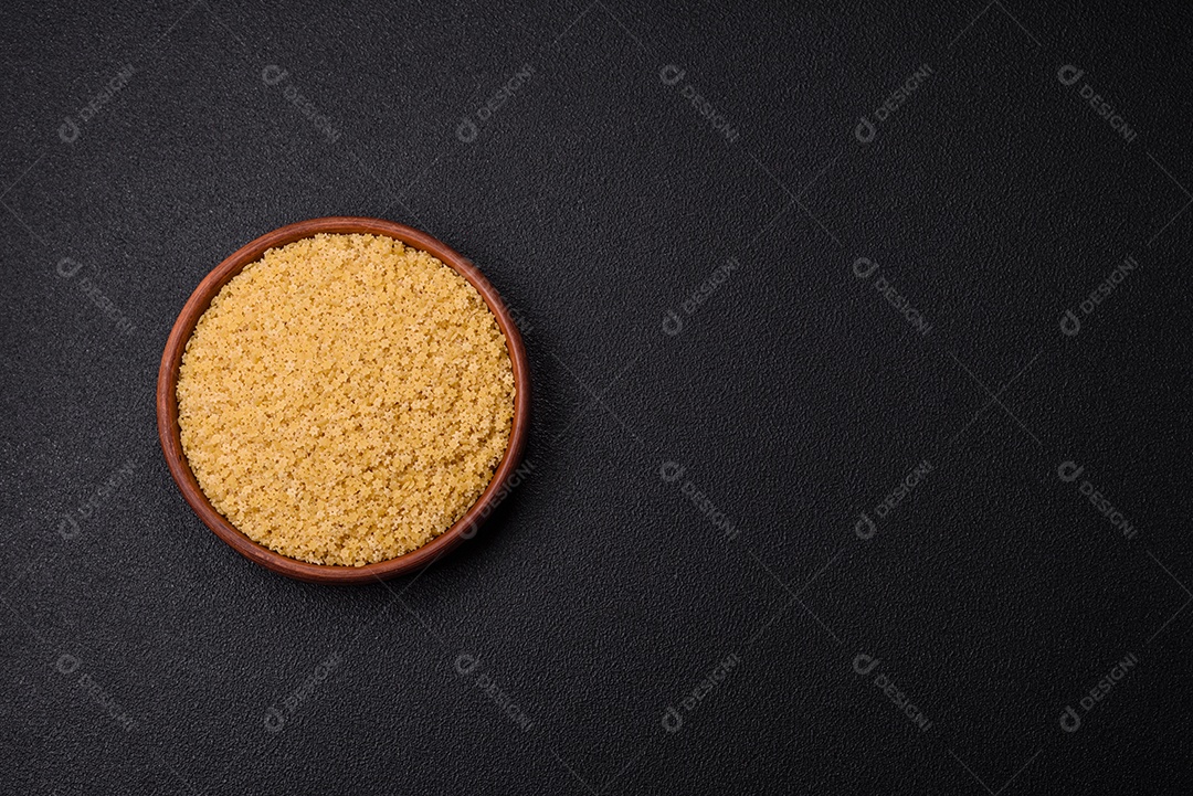 Massa anellini crua de trigo duro com sal e especiarias sobre um fundo escuro de concreto