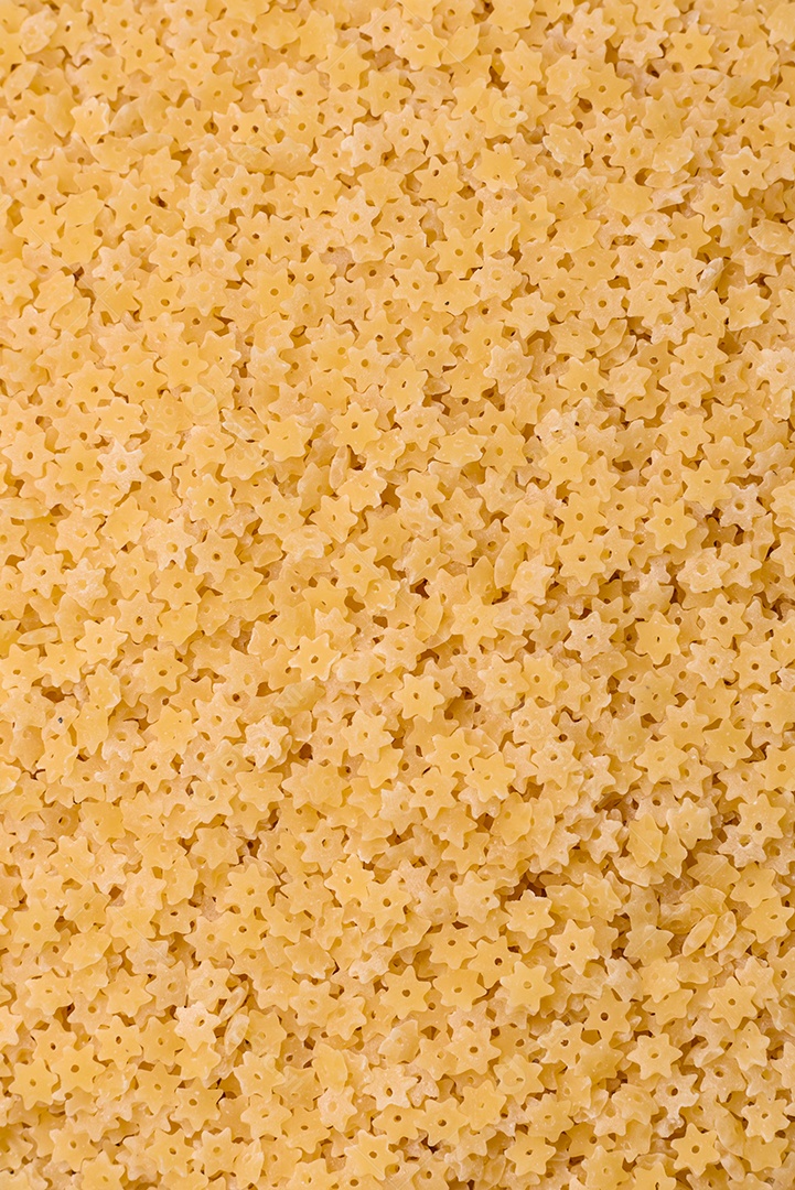 Massa anellini crua de trigo duro com sal e especiarias sobre um fundo escuro de concreto