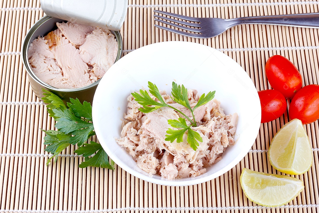 Atum enlatado em tigela de cerâmica isolada