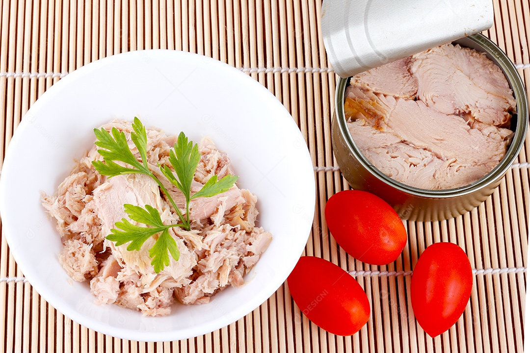 atum enlatado em tigela de cerâmica isolada na vista superior da esteira de bambu
