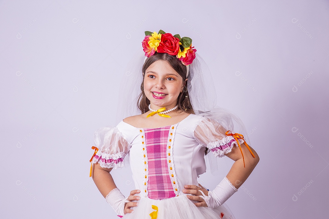 Linda menina jovem usando vestido de noiva Festa Junina