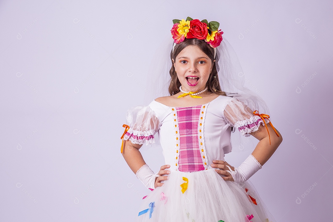 Linda menina jovem usando vestido de noiva Festa Junina