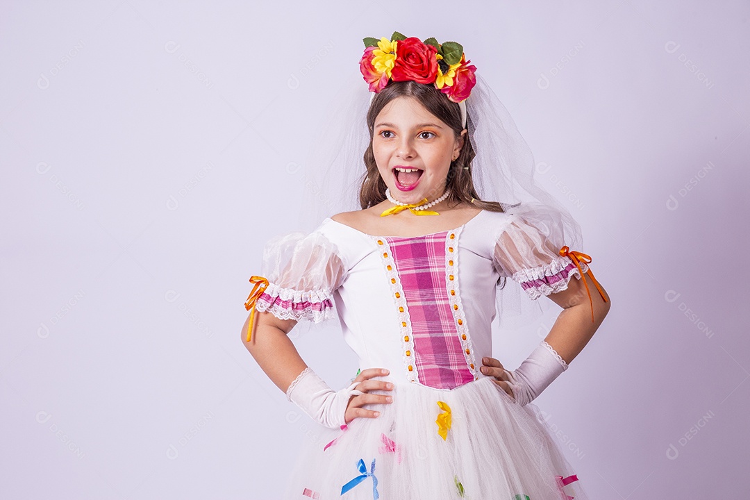 Linda menina jovem usando vestido de noiva Festa Junina