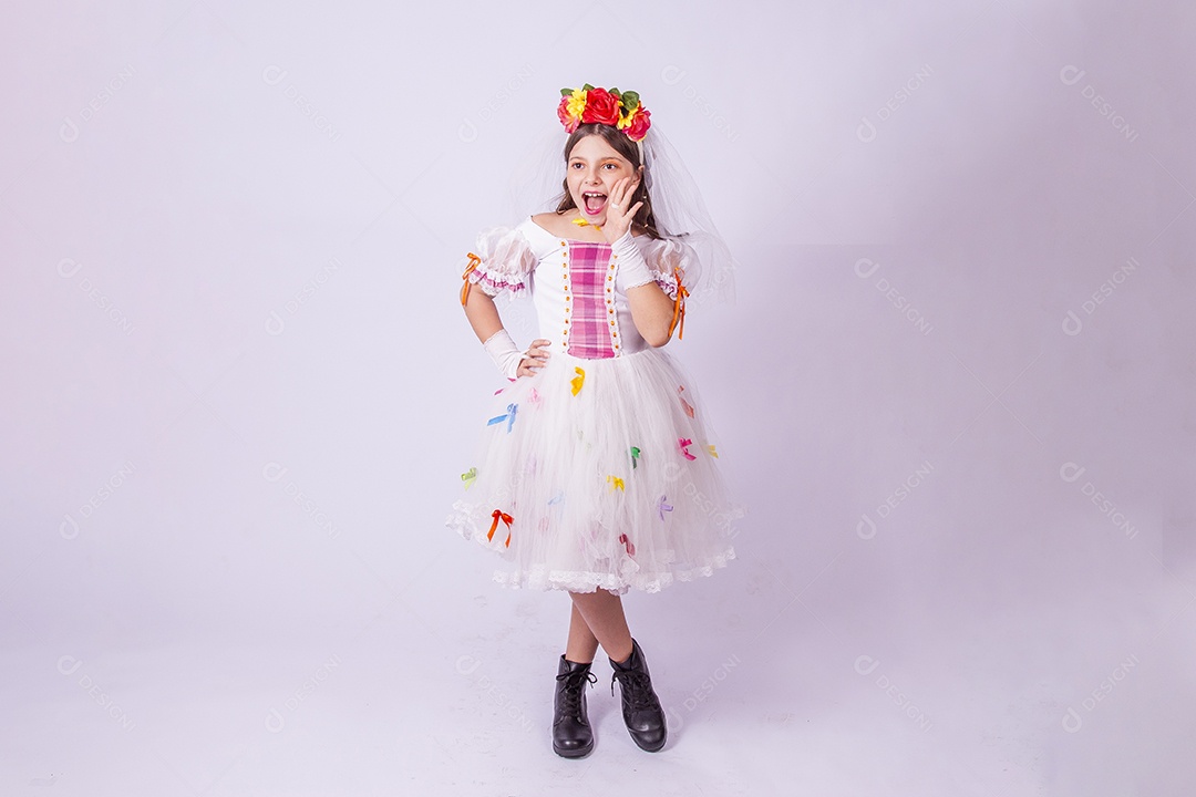 Linda menina jovem usando vestido de noiva Festa Junina